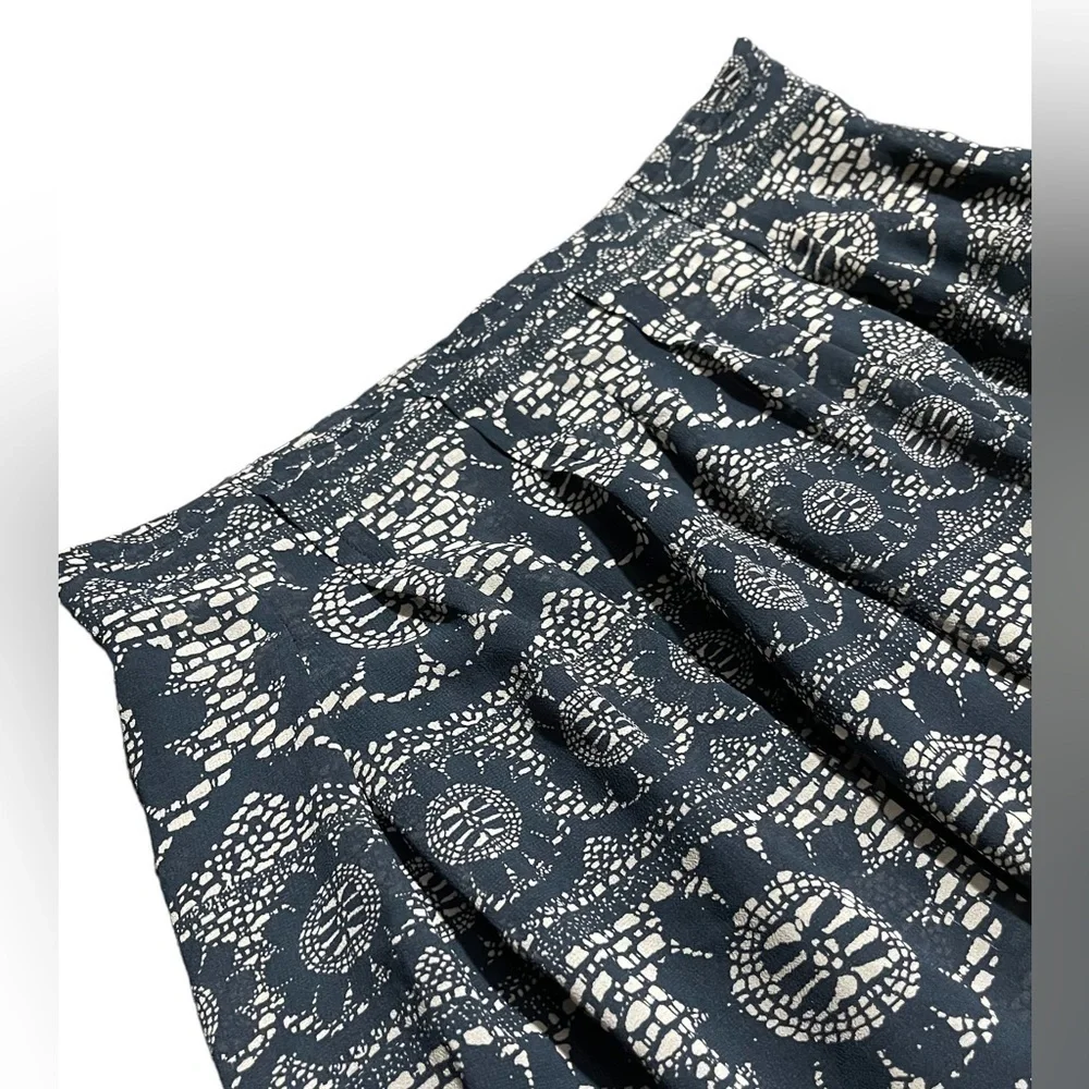 Women’s Gap Skirt Dark Blue and Cream Flower Lace Print Lined Pleated Size 1